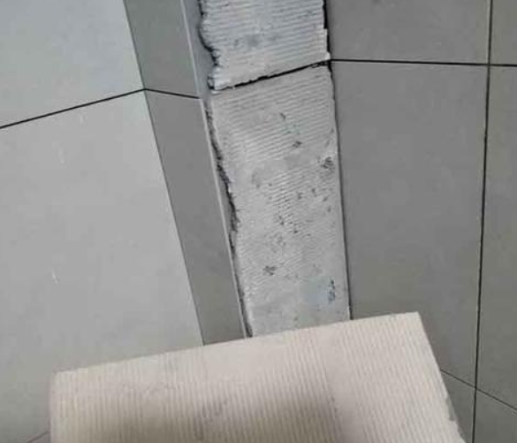 五常瓷砖空鼓维修公司分享下厨房瓷砖脱落的补救措施。